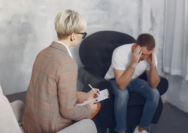 Психиатр общается с пациентом